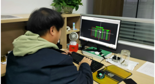 加班加点不言苦，任劳任怨作奉献